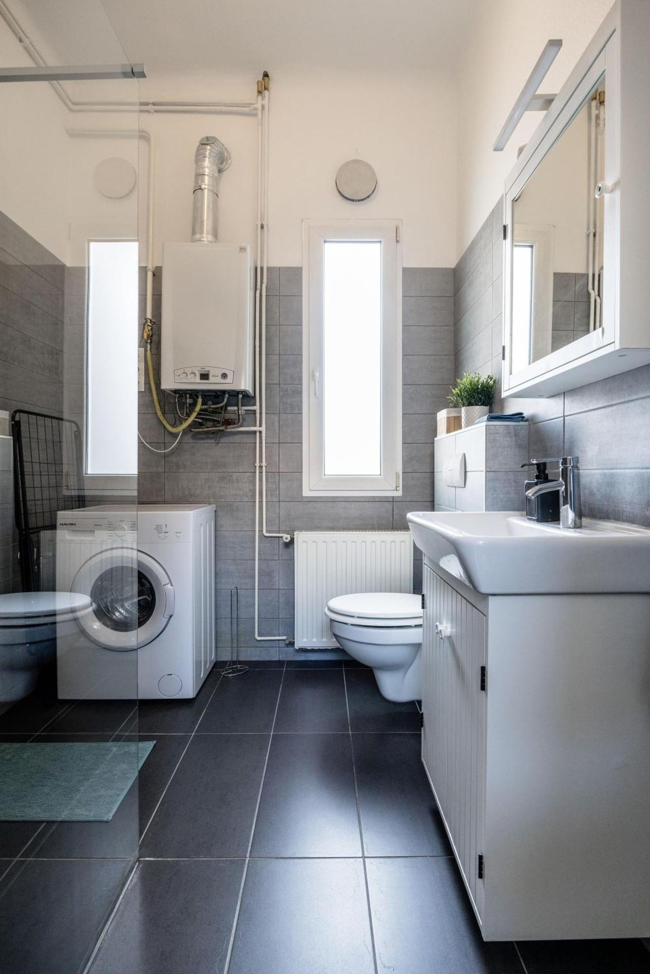 Stylish And Colourful Apartment In The City Centre Будапеща Екстериор снимка