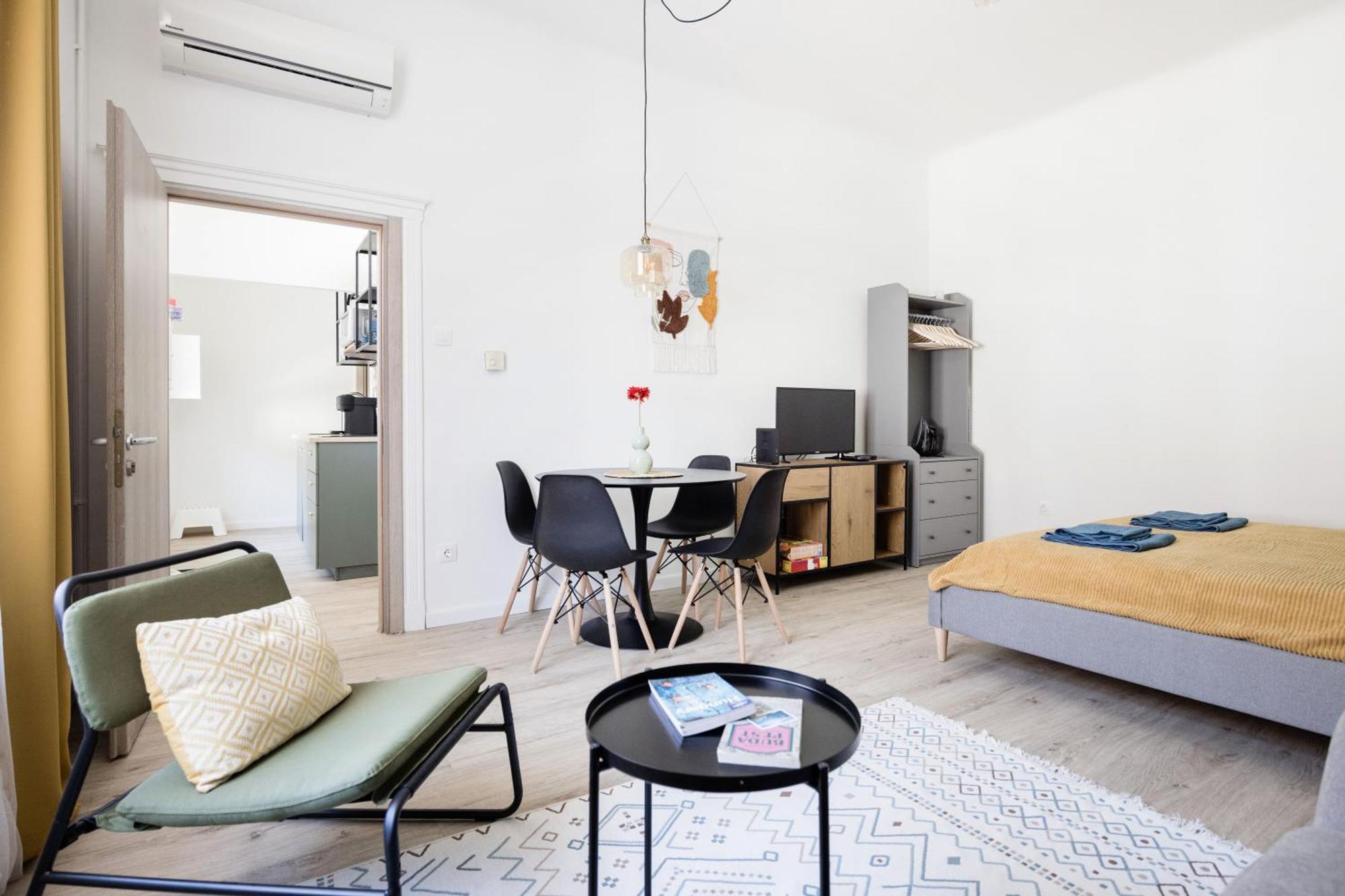 Stylish And Colourful Apartment In The City Centre Будапеща Екстериор снимка
