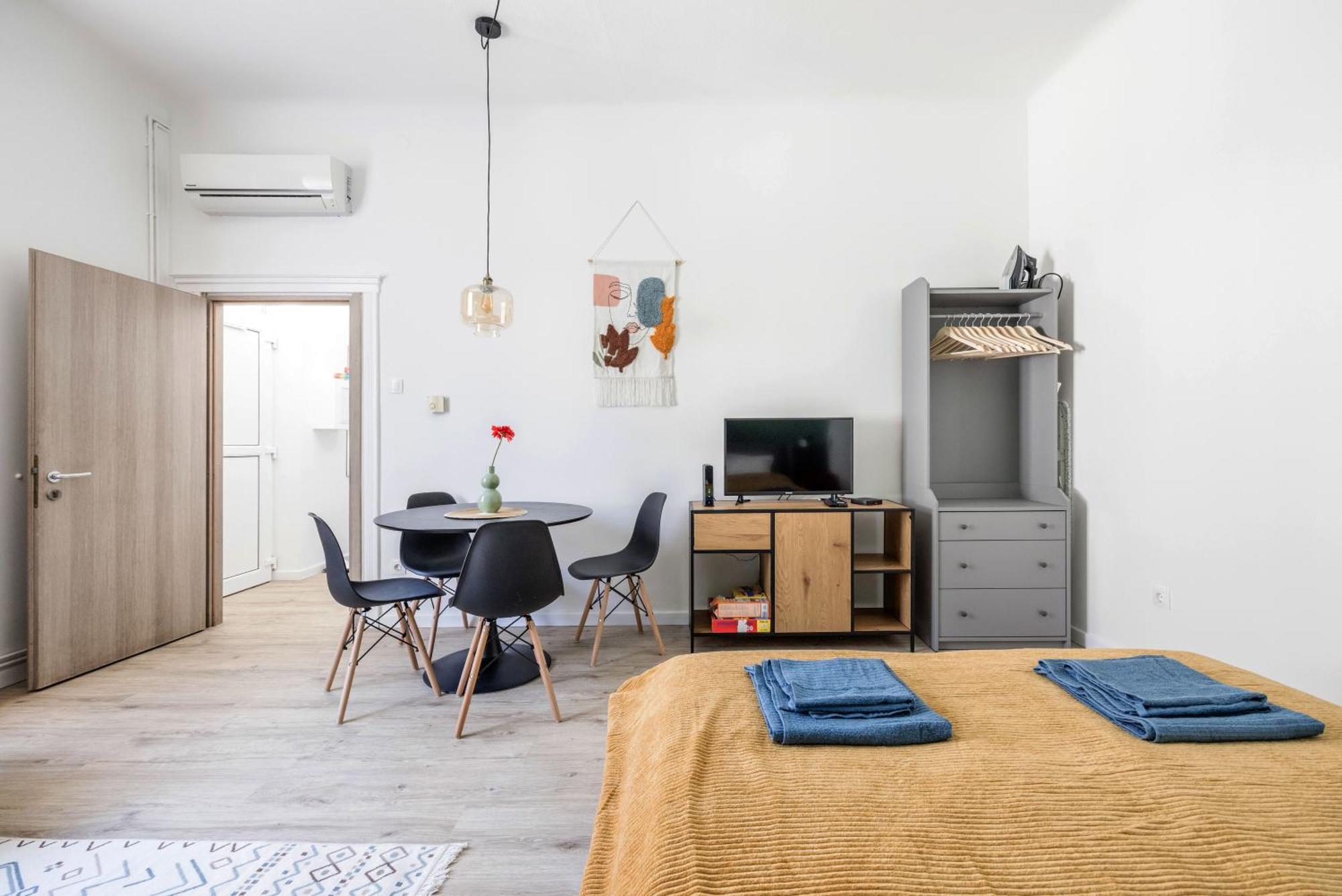 Stylish And Colourful Apartment In The City Centre Будапеща Екстериор снимка
