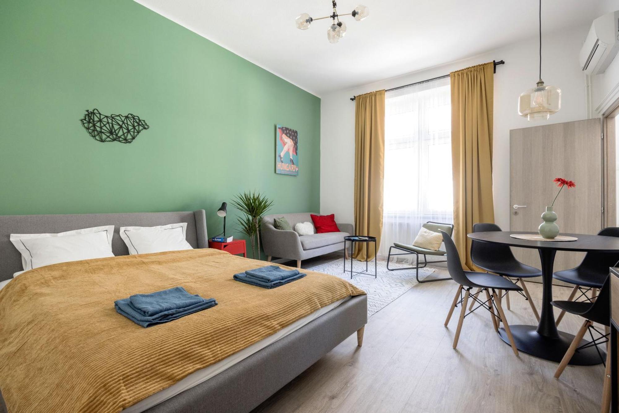 Stylish And Colourful Apartment In The City Centre Будапеща Екстериор снимка