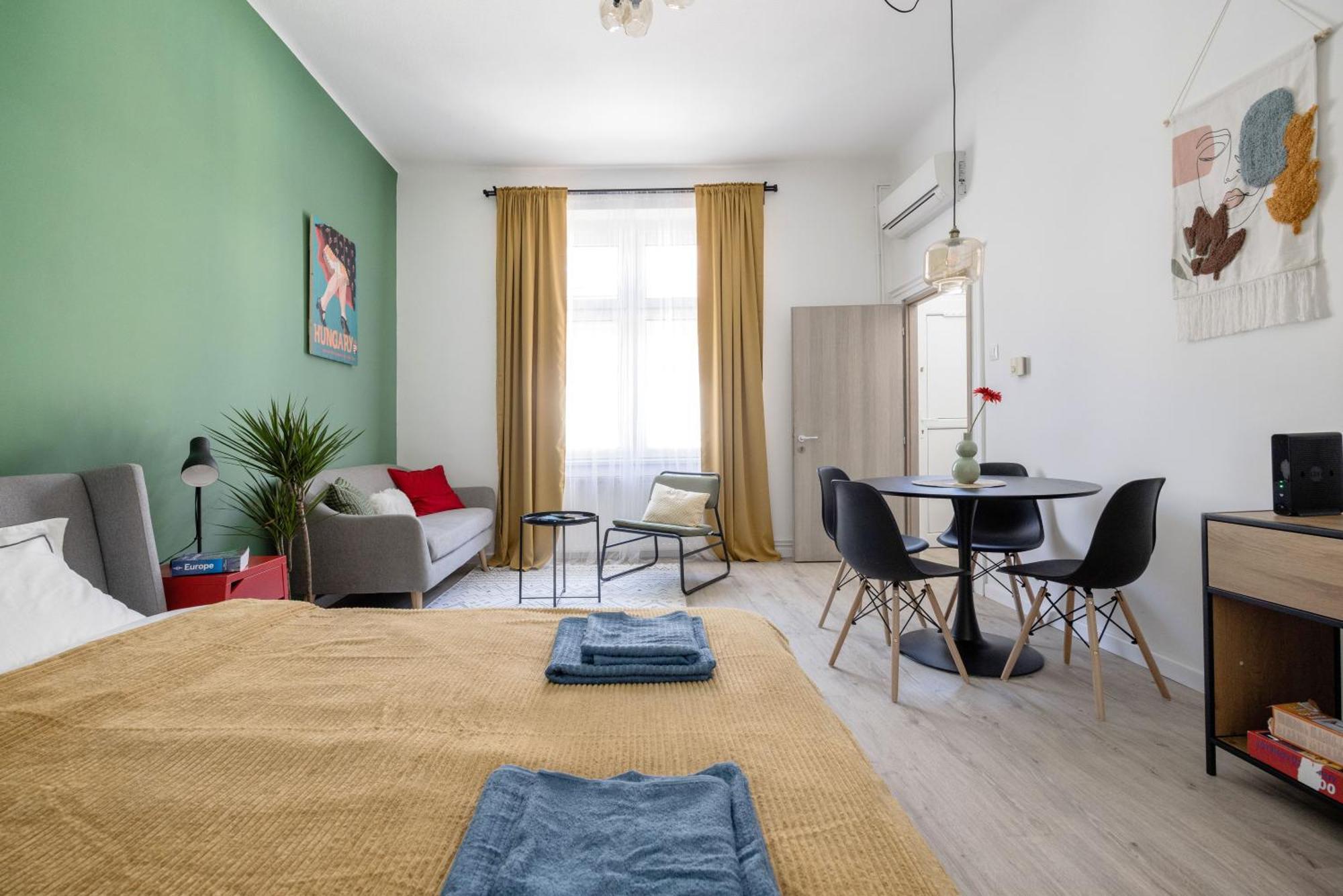 Stylish And Colourful Apartment In The City Centre Будапеща Екстериор снимка